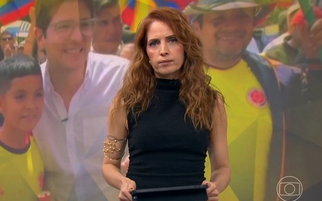 Poliana Abritta tem expressão séria em frente a um telão no cenário do Fantástico