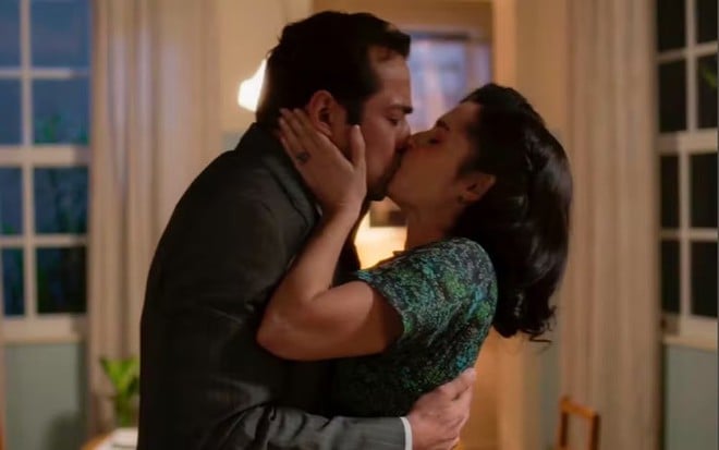 Alfredo (Eduardo Sterblitch) e Anita (Maria Flor) se beijam em Garota do Momento, da Globo