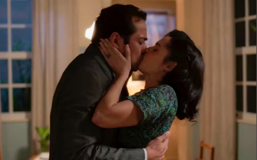 Alfredo (Eduardo Sterblitch) e Anita (Maria Flor) se beijam em Garota do Momento, da Globo