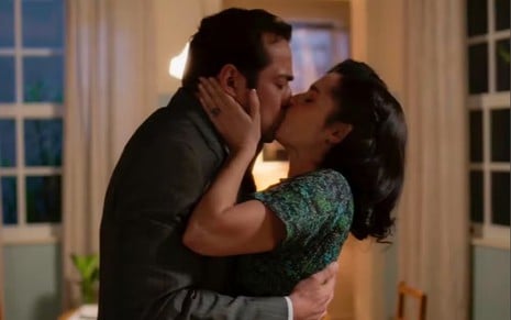 Alfredo (Eduardo Sterblitch) e Anita (Maria Flor) se beijam em Garota do Momento, da Globo