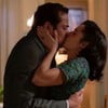 Alfredo (Eduardo Sterblitch) e Anita (Maria Flor) se beijam em Garota do Momento, da Globo
