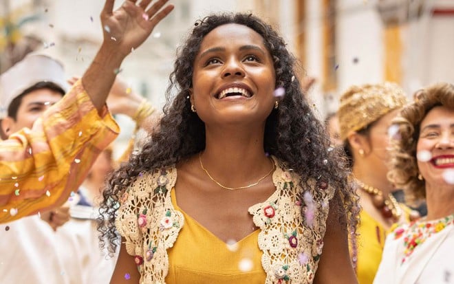 A atriz Duda Santos sorrindo em cena de Garota do Momento