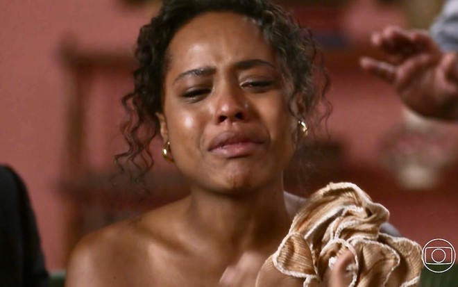 A atriz Duda Santos chorando em cena de Garota do Momento
