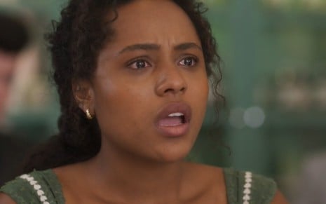 A atriz Duda Santos está emocionada em cena como Beatriz na novela Garota do Momento, da Globo