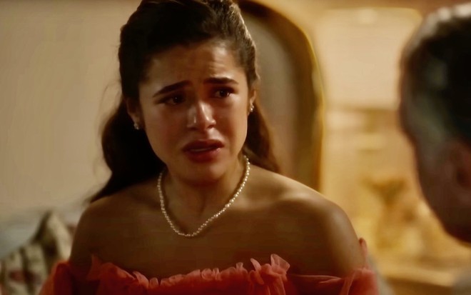 A atriz Maisa com expressão de choro em cena de Garota do Momento
