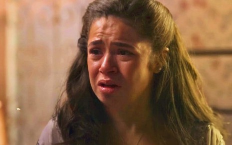 Maisa está caracterizada como Bia, sua personagem na novela Garota do Momento, da TV Globo