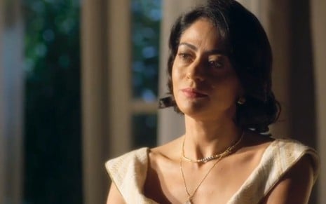 A atriz Carol Castro caracterizada como Clarice em cena de Garota do Momento