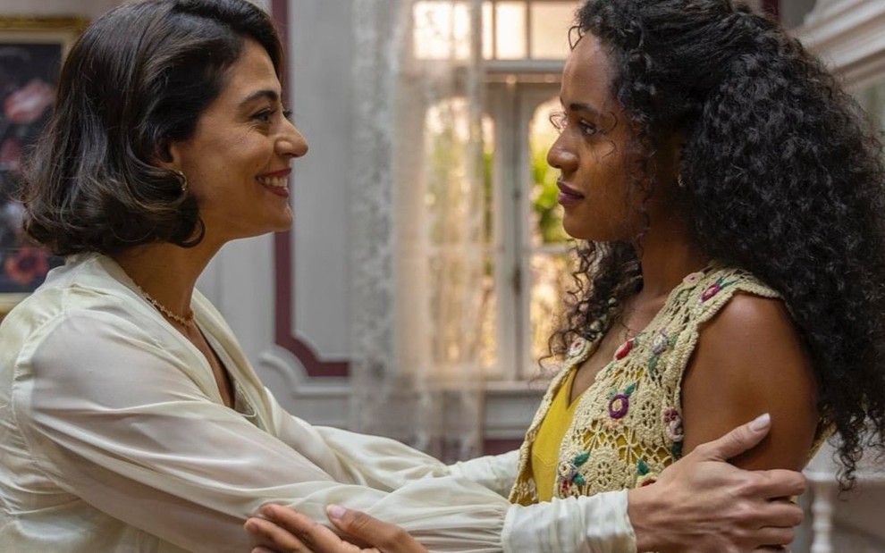 As atrizes Carol Castro e Duda Santos estão em cena de Garota do Momento como Clarice e Beatriz