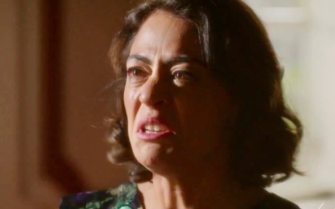 Carol Castro está em cena como Clarice de Garota do Momento, novela das seis da Globo