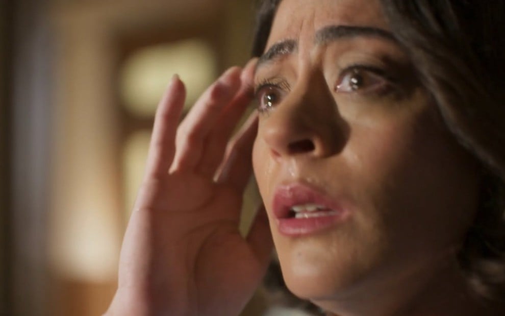 Carol Castro está em cena como Clarice de Garota do Momento, novela das seis da Globo