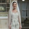 A atriz Debora Ozório vestida de noiva como a Celeste em cena de Garota do Momento