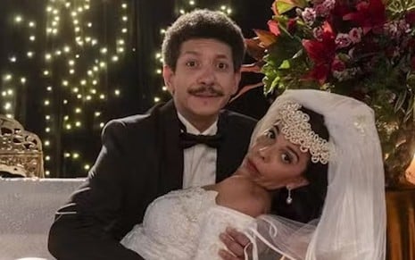 Sérgio (Sergio Kalffmann) e Jacira (Flávia Reis) em cena de casamento da novela Garota do Momento, da TV Globo