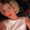 A atriz Leticia Colin com um vestido branco, sujo de sangue cenográfico, como a Zélia em Garota do Momento