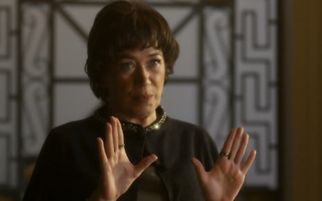 Lilia Cabral está séria e com as mãos abertas e estendidas à sua frente