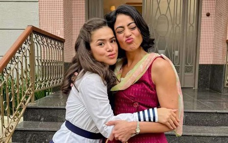 Maisa e Carol Castro nos bastidores da novela Garota do Momento