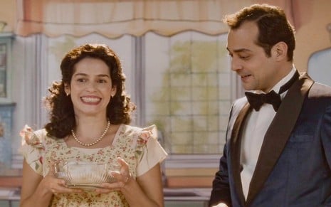 Maria Flor e Eduardo Sterblitch estão em cena de Garota do Momento, novela das seis da Globo