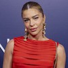 Grazi Massafera posa de vestido vermelho e séria na festa de 60 anos da TV Globo