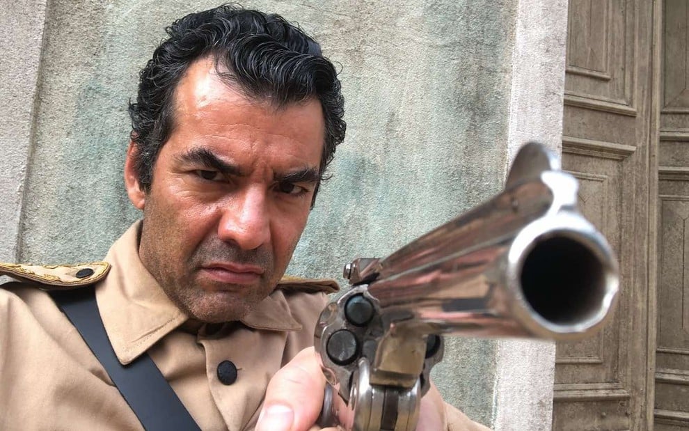 Gustavo Machado como o delegado Novaes em Guerreiros do Sol, novela do Globoplay