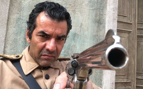 Gustavo Machado como o delegado Novaes em Guerreiros do Sol, novela do Globoplay