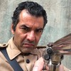 Gustavo Machado como o delegado Novaes em Guerreiros do Sol, novela do Globoplay