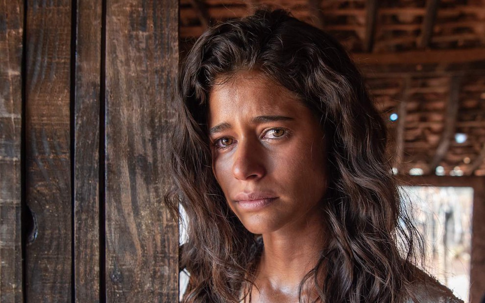 A atriz Isadora Cruz caracterizada como Rosa, sua personagem em Guerreiros do Sol, da TV Globo