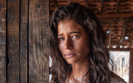 A atriz Isadora Cruz caracterizada como Rosa, sua personagem em Guerreiros do Sol, da TV Globo