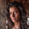 A atriz Isadora Cruz caracterizada como Rosa, sua personagem em Guerreiros do Sol, da TV Globo