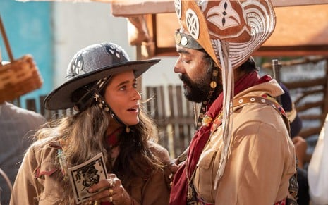 Josué (Thomás Aquino) e Rosa (Isadora Cruz) em cena de Guerreiros do Sol
