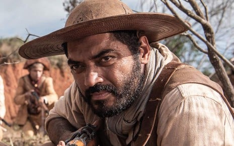 Thomás Aquino está caracterizado como Josué, seu personagem na novela Guerreiros do Sol