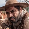 Thomás Aquino está caracterizado como Josué, seu personagem na novela Guerreiros do Sol