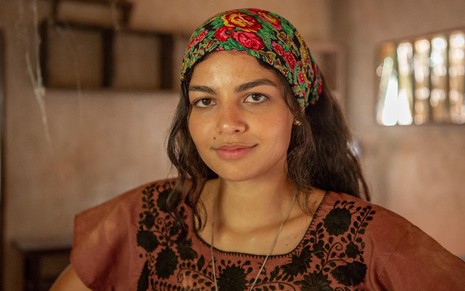 Larissa Bocchino está caracterizada como Ivonete, sua personagem na novela Guerreiros do Sol, Globoplay