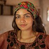 Larissa Bocchino está caracterizada como Ivonete, sua personagem na novela Guerreiros do Sol, Globoplay