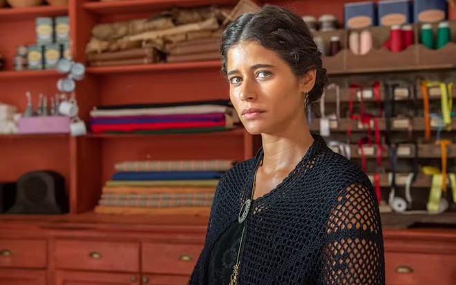 Isadora Cruz está caracterizada como Rosa na novela Guerreiros do Sol, do Globoplay