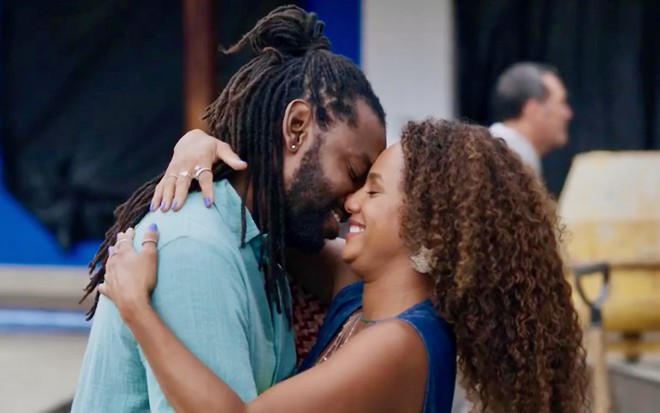 Os atores Fabrício Boliveira e Jéssica Ellen quase se beijando em cena de Volta por Cima