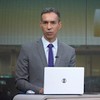 O jornalista César Tralli durante entrada ao vivo no programa É de Casa neste sábado (21)
