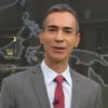 César Tralli sorri no cenário do Jornal Hoje