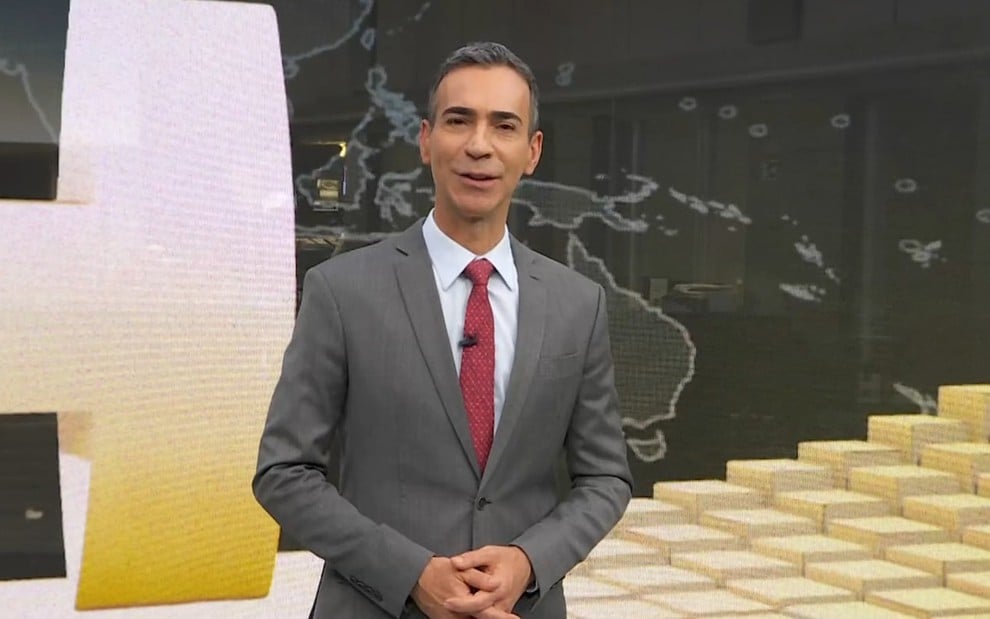 César Tralli sorri no cenário do Jornal Hoje