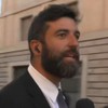 Rodrigo Carvalho tem expressão tensa na rua em uma rua do Vaticano