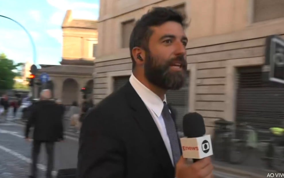 Rodrigo Carvalho tem expressão tensa na rua em uma rua do Vaticano