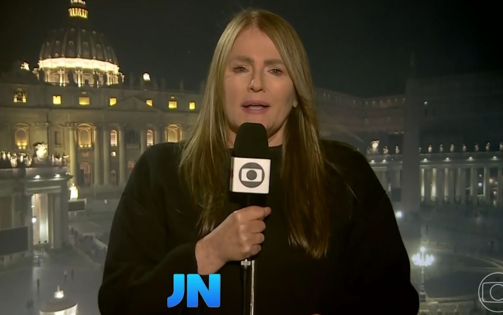 Ilze Scamparini está diante da Basílica de São Pedro em entrada no Jornal Nacional