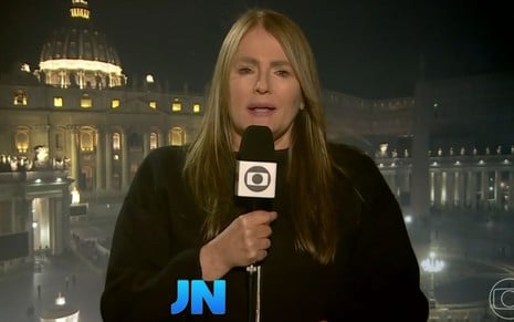 Ilze Scamparini está diante da Basílica de São Pedro em entrada no Jornal Nacional