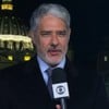 Com casaco de frio, William Bonner aparece na área externa do Vaticano durante o Jornal Nacional