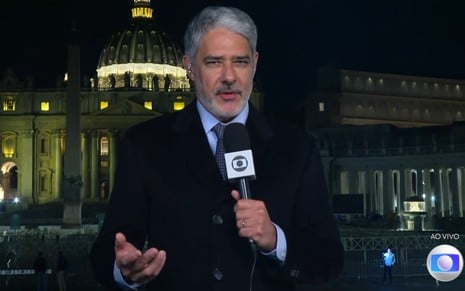 Com casaco de frio, William Bonner aparece na área externa do Vaticano durante o Jornal Nacional