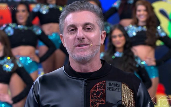 Foto mostra Luciano Huck durante Domingão