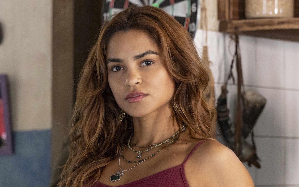 Lucy Alves posa em cenário da novela Renascer