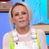 Ana Maria Braga está com expressão séria no cenário do Mais Você