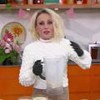 A apresentadora Ana Maria Braga com um liquidificador na mão durante o Mais Você