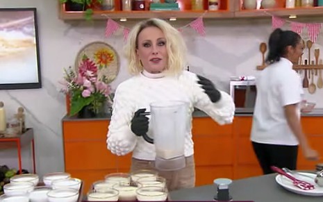 A apresentadora Ana Maria Braga com um liquidificador na mão durante o Mais Você