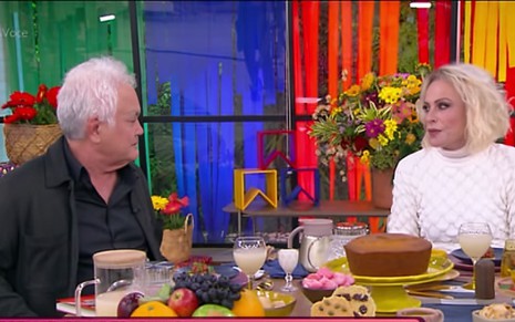 O psiquiatra Roberto Shinyashiki em conversa com Ana Maria Braga; eles estão em frente a uma mesa de café da manhã