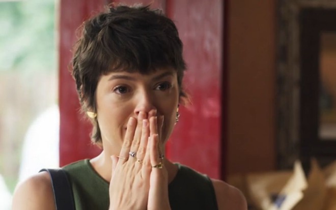 Agatha Moreira leva as mãos à boca em expressão de choque em cena de Mania de Você